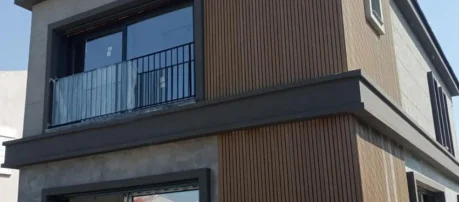 kunststof-gevelbekleding-donkere-koffie-woning